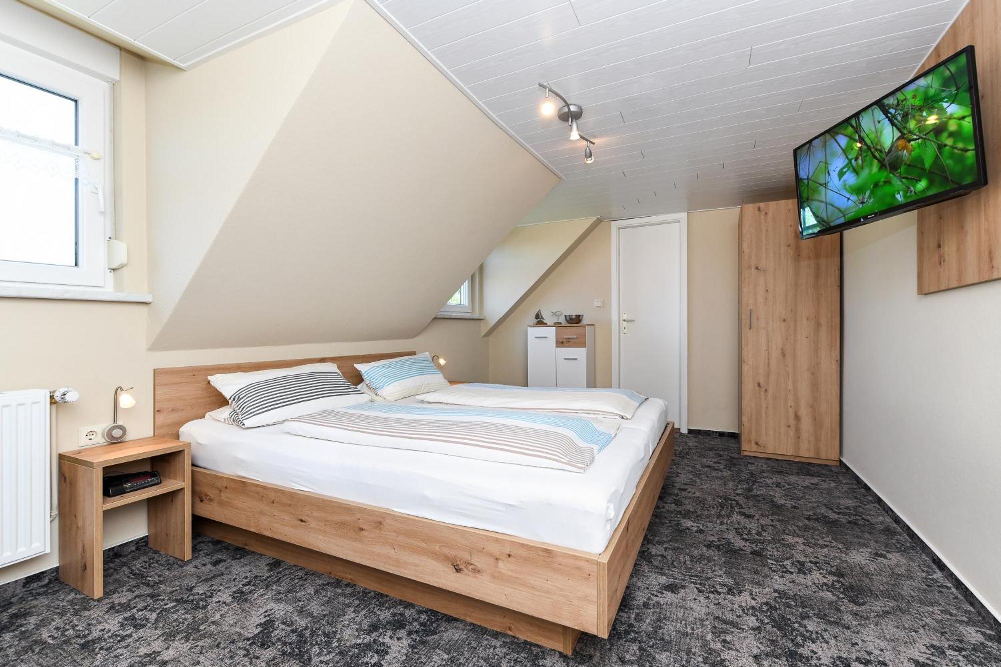 Pension Burggaststaette Heyken Neuharlingersiel Exterior photo
