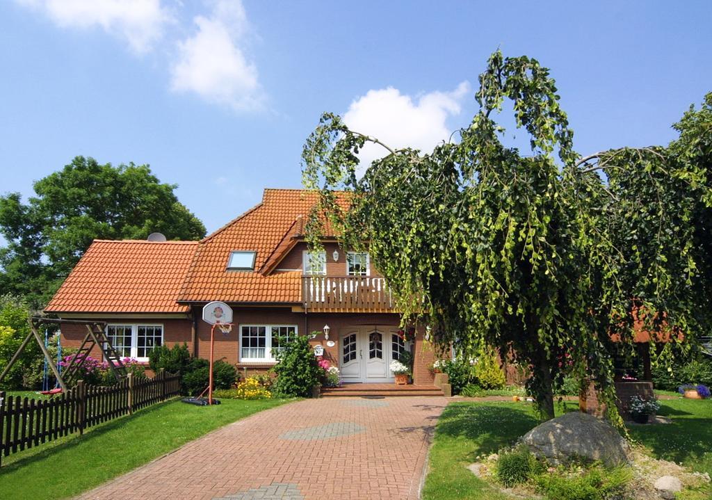 Pension Burggaststaette Heyken Neuharlingersiel Exterior photo