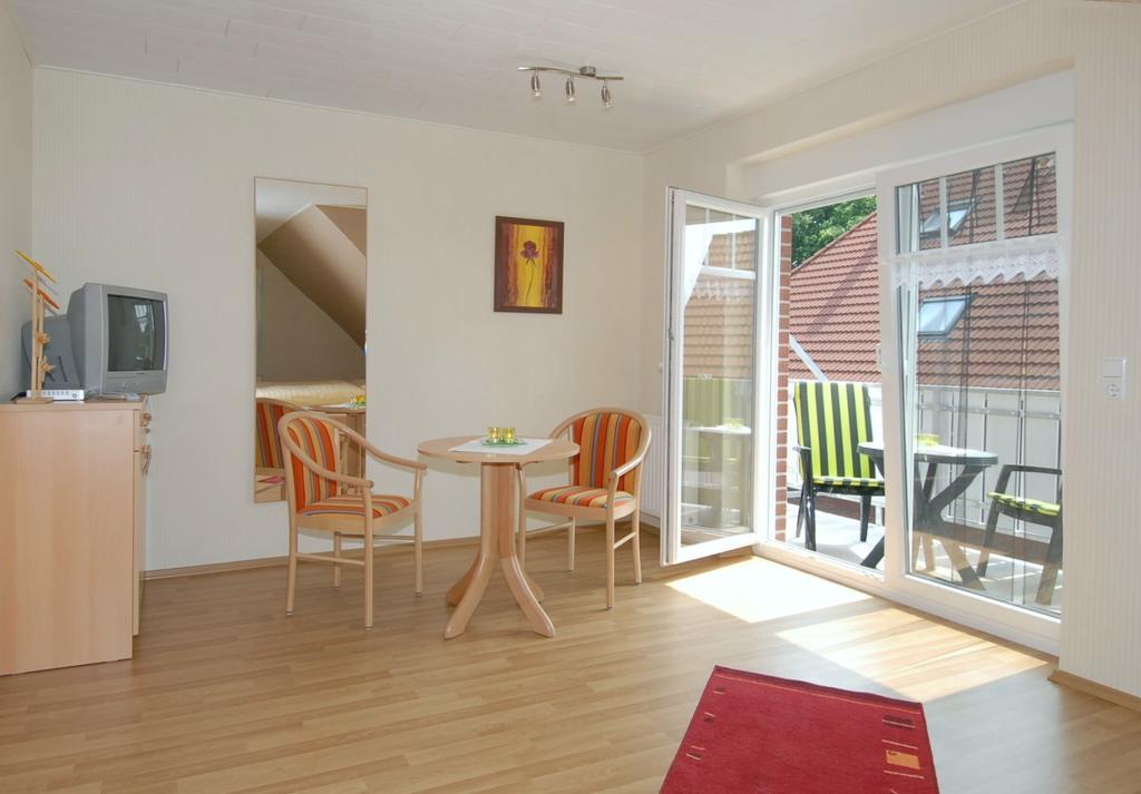 Pension Burggaststaette Heyken Neuharlingersiel Room photo